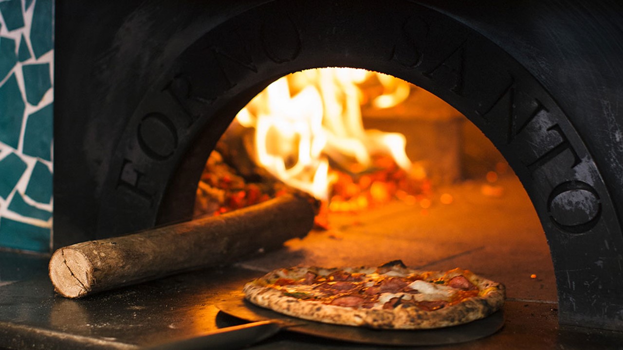 Geral - Tem novidade quentinha saindo do forno do Porão Pizzaria: pizza em  fatias - Santiago News