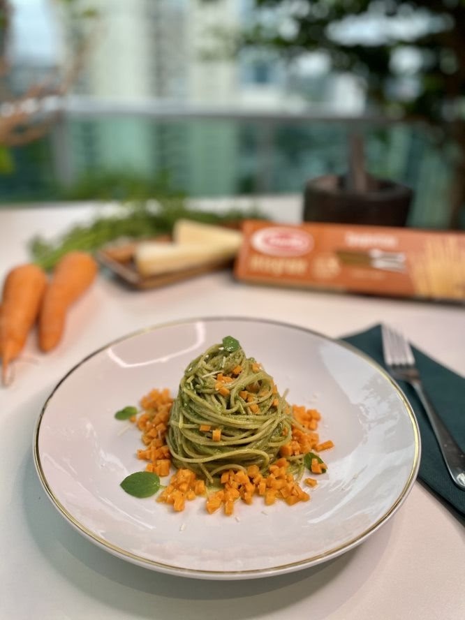 Spaghettini Integrale ao Pesto de folhas de rama de cenoura e manjericao