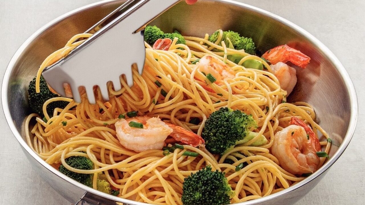 Spaguetti com camaroes e brocolis