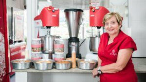 Fábrica de Bolo Vó Alzira: a rede de franquias que surgiu da vontade de uma  professora de 60 anos em ajudar nas contas de casa - Rede Food Service